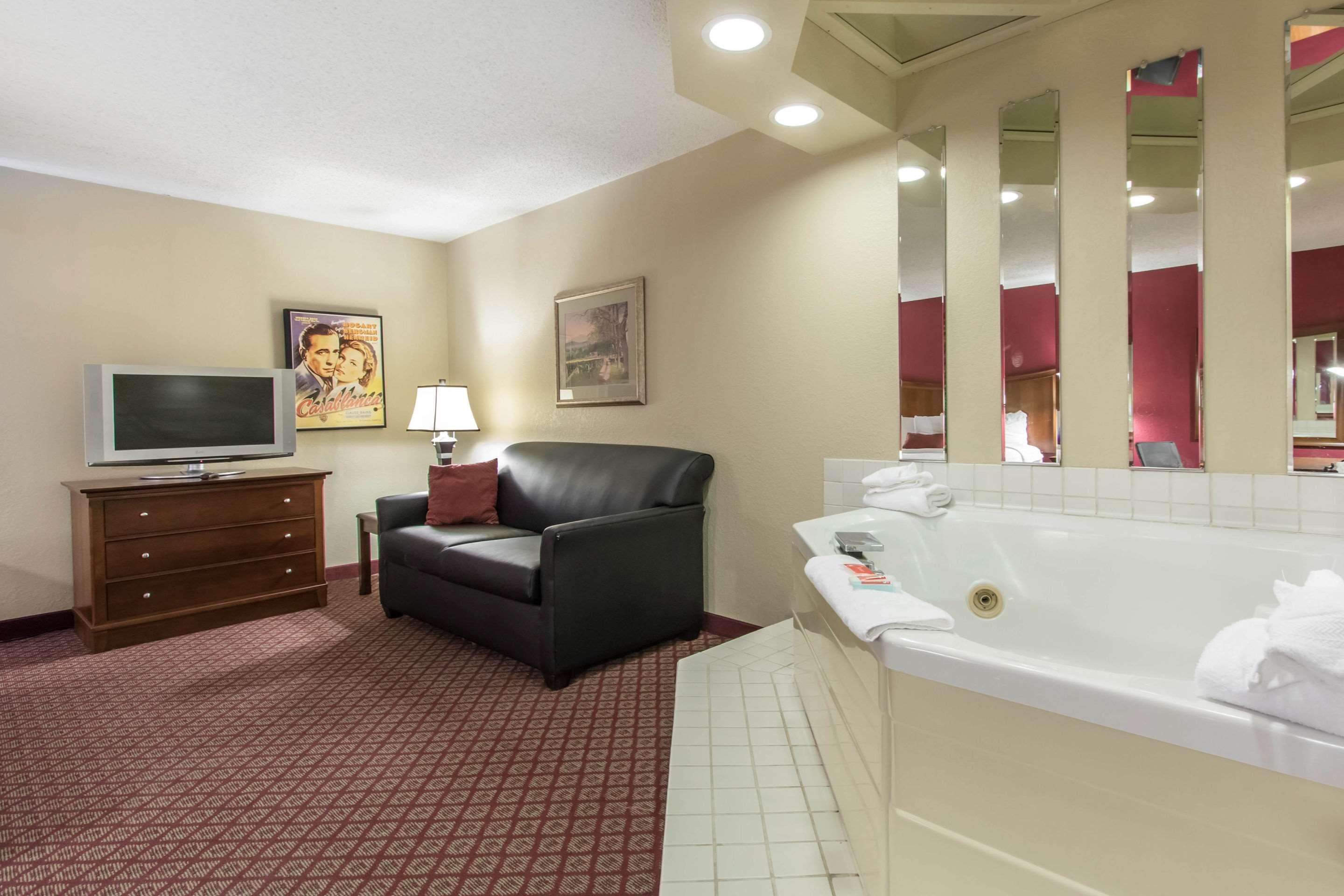 Econo Lodge Inn&Suites Joplin Esterno foto